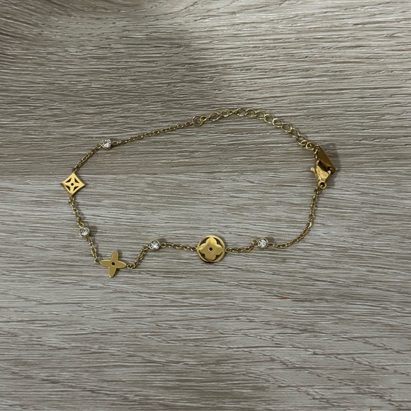 unbranded Jewelry - Chic Gold Charm Bracelet